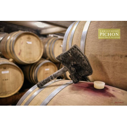 Le chai à barriques du Domaine Pichon