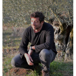 Patrick Bruel devant un vieil olivier du Domaine de Leos
