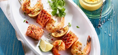 Brochettes de saumon et de crevettes marinées