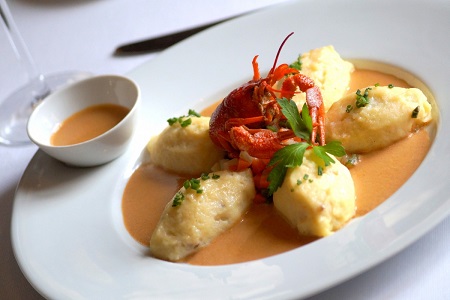 Quenelles de brochet, sauce Nantua a miel