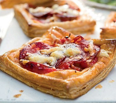 Tarte feuilletée au miel, chèvre et chorizo