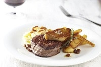 Pavé de bœuf et gratin de pomme de terre, panais rôti au miel, foie gras poêlé