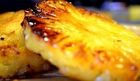 Ananas flambé au rhum et au miel